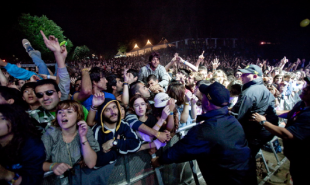 O público brinca no concerto de Franz Ferdinand na edición de 2009 / Imaxe: Hugo Lima / Paredesdecoura.org