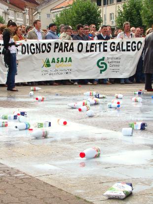 Os manifestantes voltaron deitar leite (XXAA)