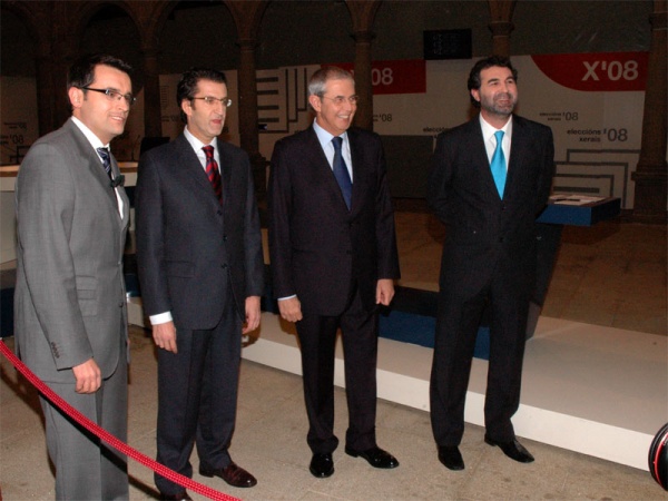 Foto de grupo co moderador do debate, o xornalista Alfonso Hermida