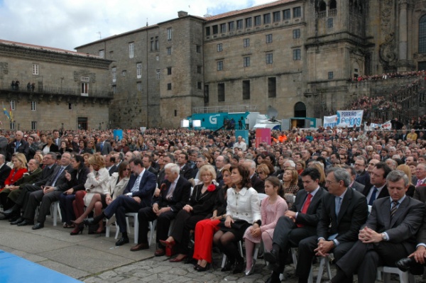 Na Praza do Obradoiro xuntáronse milleiros de simpatizantes do Partido Popular